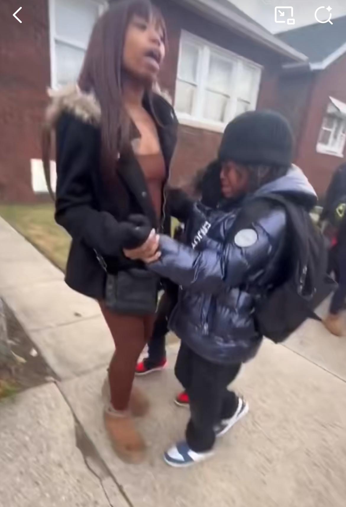 芝加哥一对母子放学路上被一群小学生围堵殴打，他们把这对母子逼到角落拳打脚踢，这群