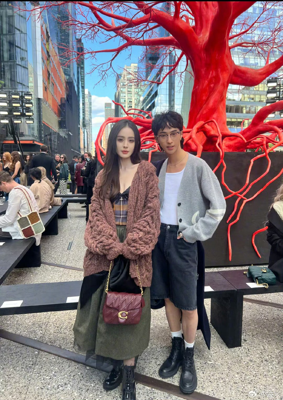 #娜扎恩利合照#这才是俊男靓女的正确打开方式啊，看到了娜扎和恩莉的合照，娜扎这3