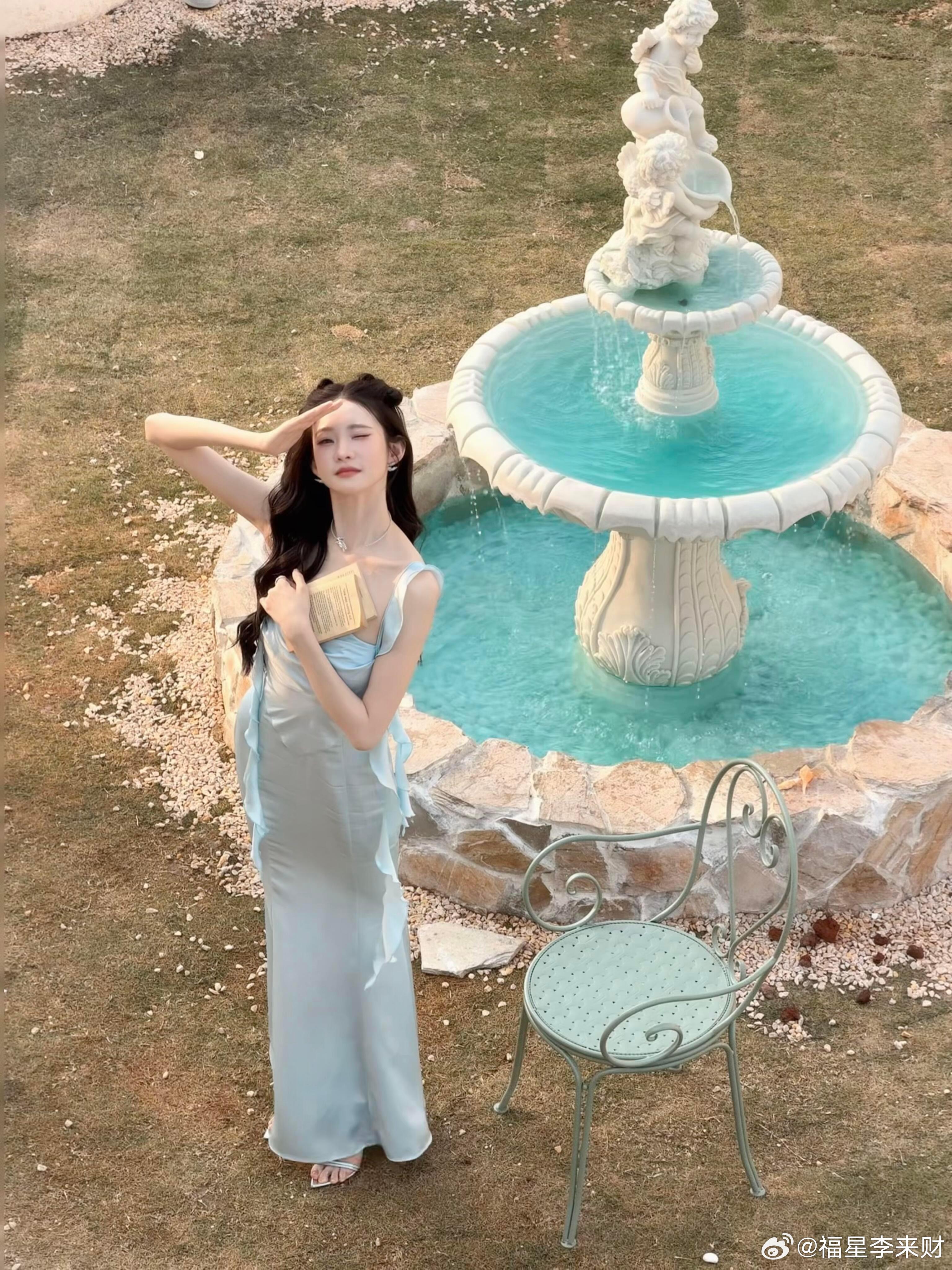 张艺凡玉兰塑美人张艺凡故事感的眼宿命感的脸素色旗袍衬出东方美人的留白意境，她像从