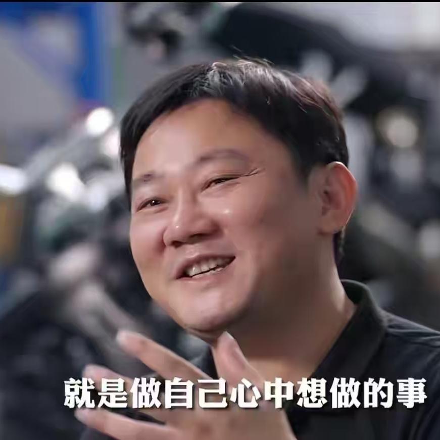 张雪真是个谜，
越来越让人看不懂了，
说他公司有钱吧，1200多个员工，去年一整