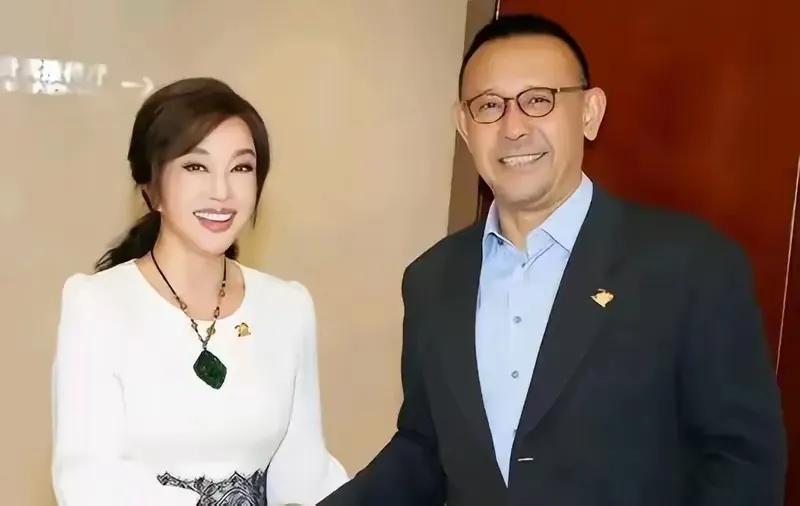 这个男人要是愿意娶她，刘晓庆保证一辈子不再换老公了！能让她露出小女儿姿态的，只有