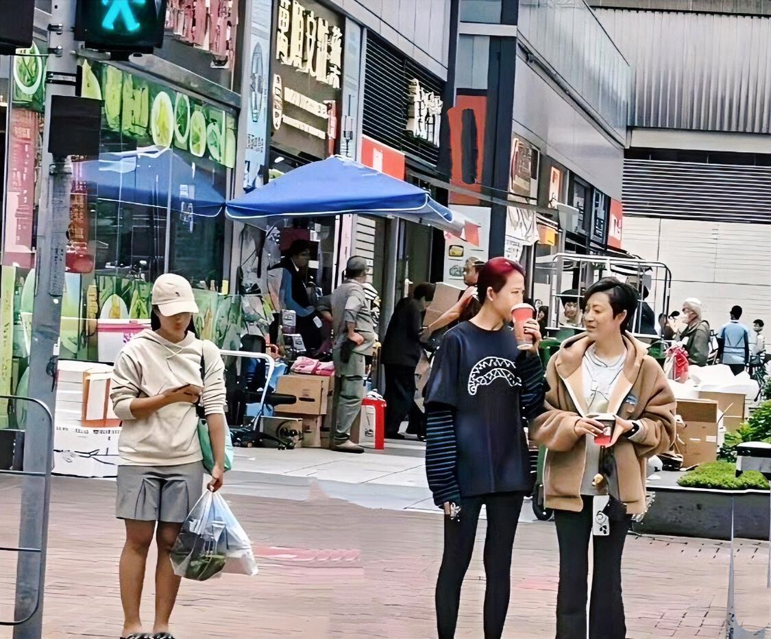 香港的路人都不追星吗？竟然没人要签名 ​​​，觉得没什么好奇的啦！在香港，演员是
