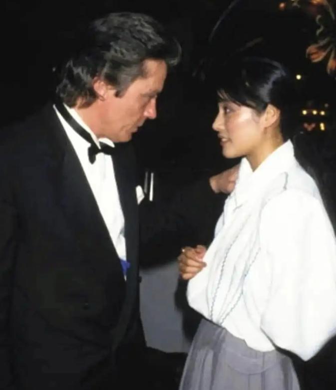 1987年，52岁的法国巨星阿兰·德龙来中国访问，在一场活动中偶遇25岁的女演员