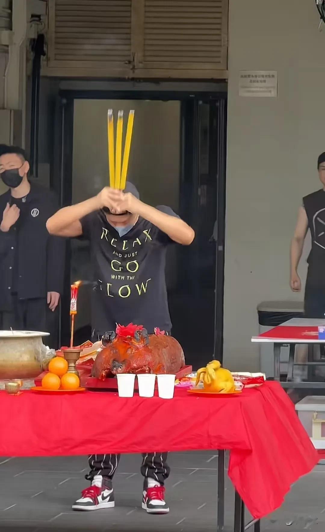 今天林峰和陈奕迅都举行演唱会，并有拜神仪式，但一个有心，一个无诚意。
林峰在香港
