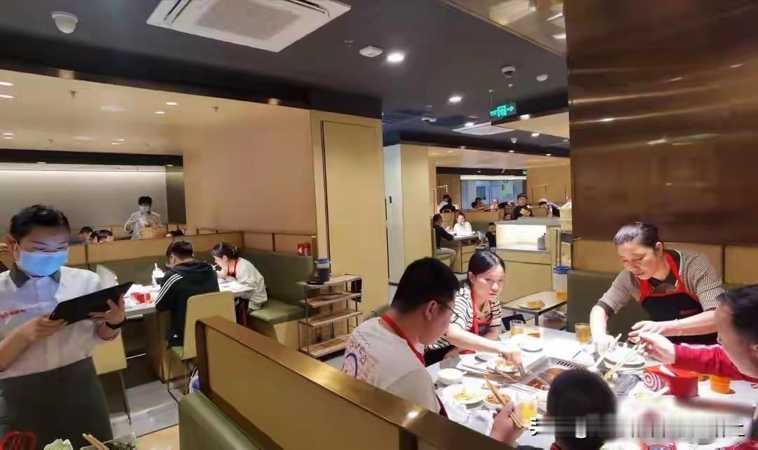 众多单位工资给的太低，去掉基本吃穿、衣服、房租、网络这些日常最低消费，几乎不剩下