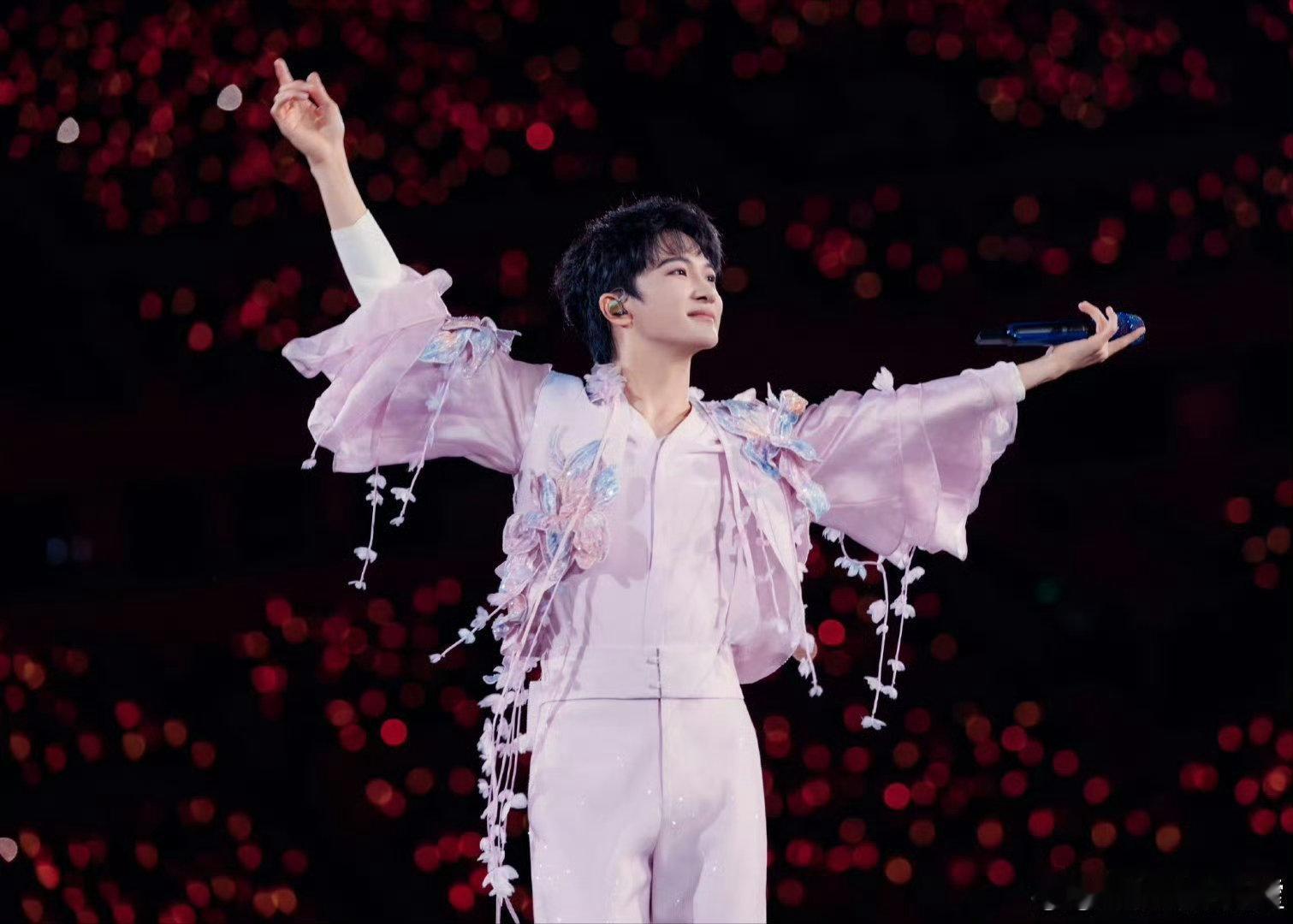 周深 螂的诱惑 周深到深圳给我们带来满满惊喜，双马尾造型灵动俏皮，原来是耳返的功