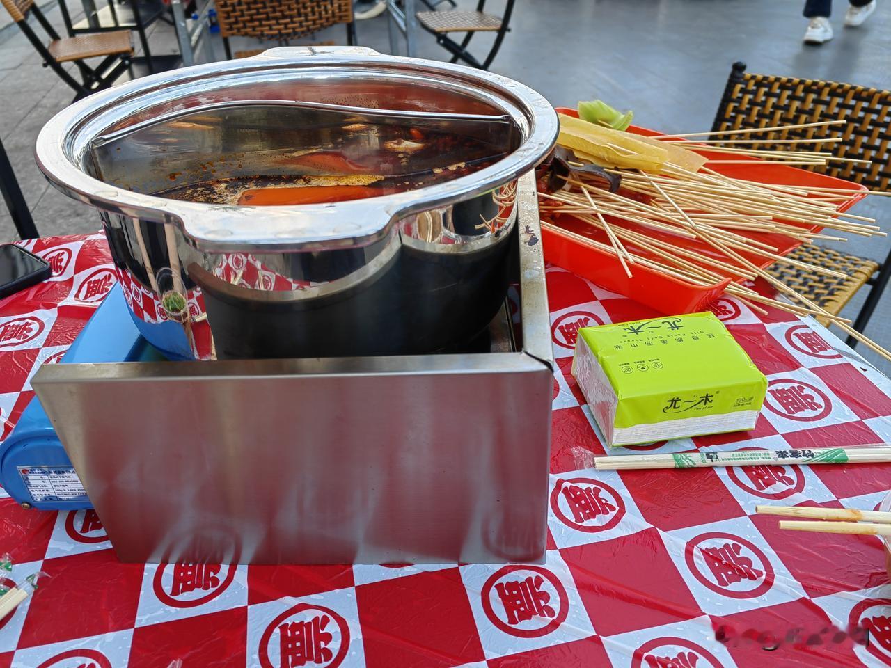 家门口的串串，体验一次。晚风轻轻吹，心事慢慢说。两个小可爱全程服务，我们只管坐着