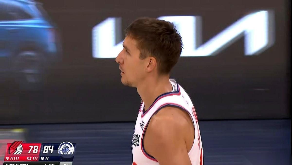 23分钟，得0分，还送给对面5次失误。
真的，看球的时候给我血压都干上来了。
说