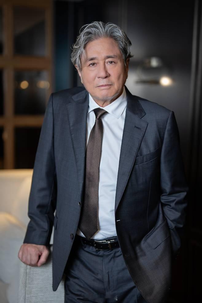 【演员崔岷植谈到与年轻后辈合作】崔岷植表示:“我是抱着‘要像水一样渗透到这些孩子