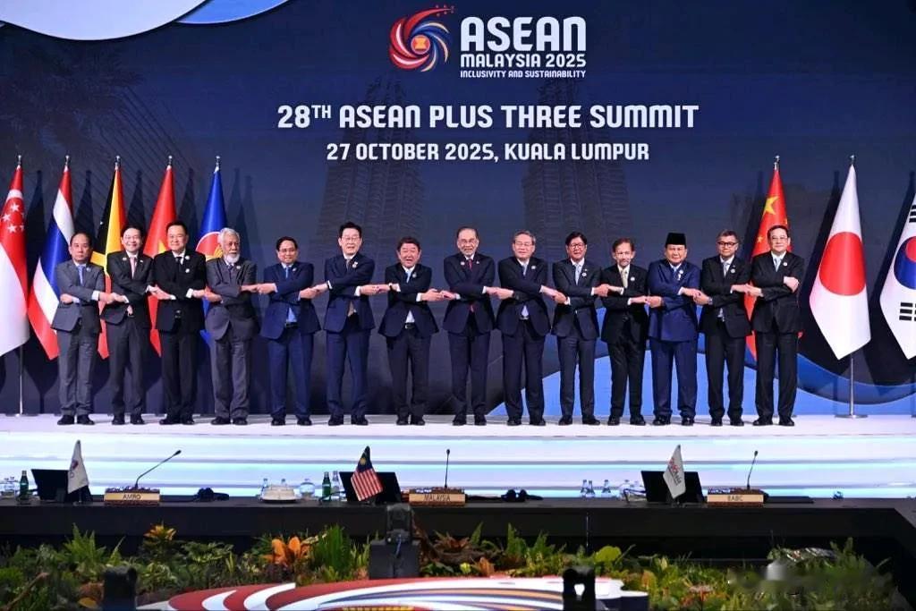 高市早苗不见了！东盟10+3峰会，各国领导人合影，日本新任首相高市早苗虽然参加了