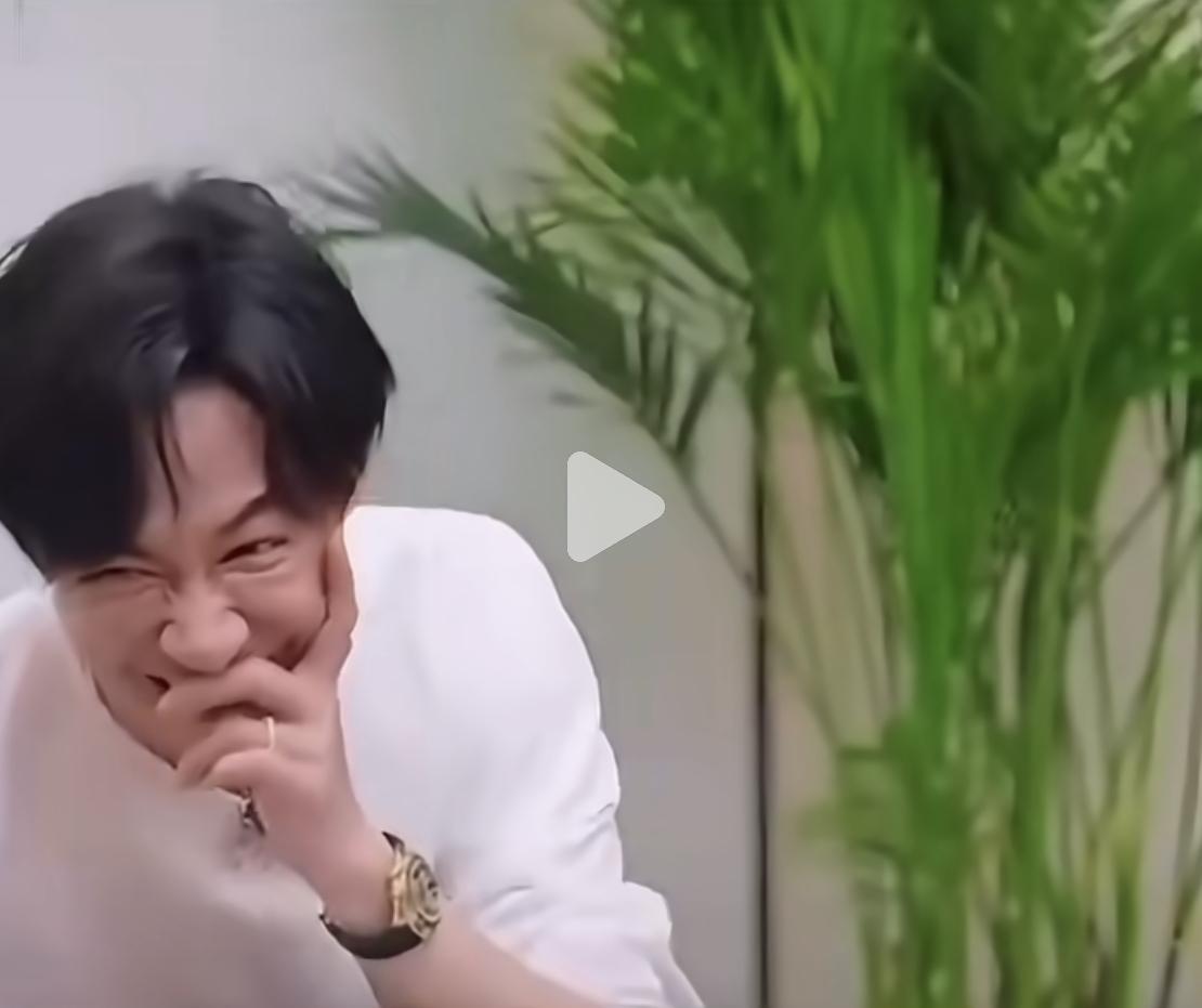 网友让张维伊坐车带大金镯子，把金价打下来。因为耳机已经降价了。

而且，网友还发