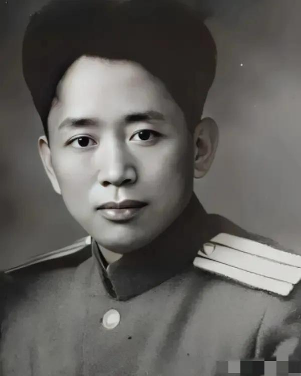 1935年，刘亚楼的警卫员小张不小心落入敌人手中，被白军吊在树上打，吴老爹看见后