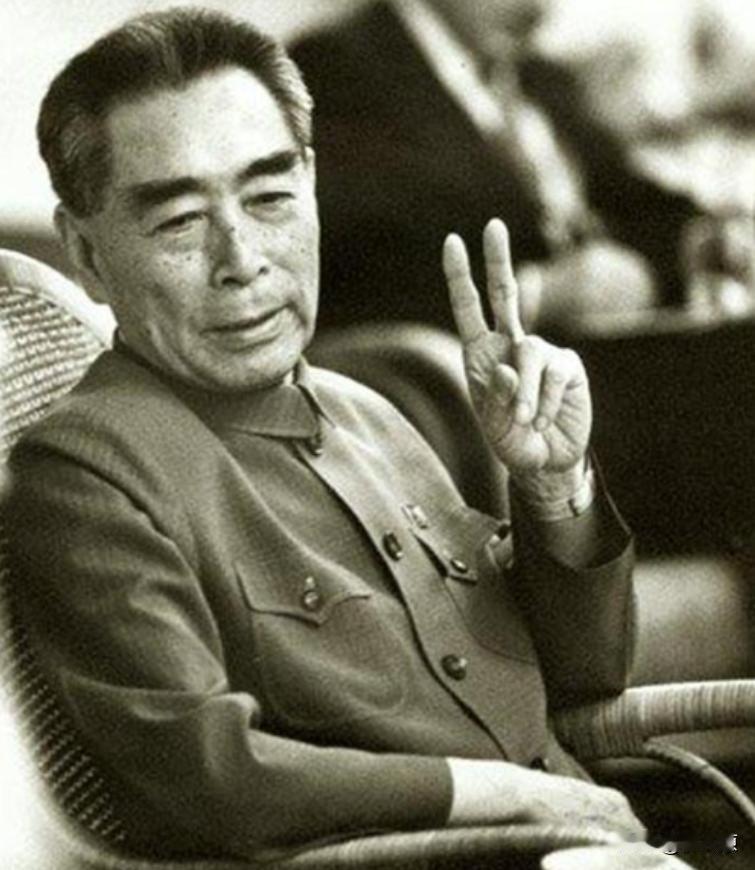 [微笑]1971年，越南代表团来中国访问，其中一个秘书偷偷拿走了我国国宝，工作人