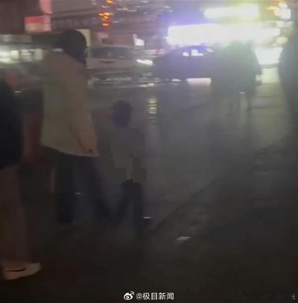 女童赤裸上身凌晨在室外被罚站  不知女孩乱什么错误让母亲如此惩罚，不知女孩是不是