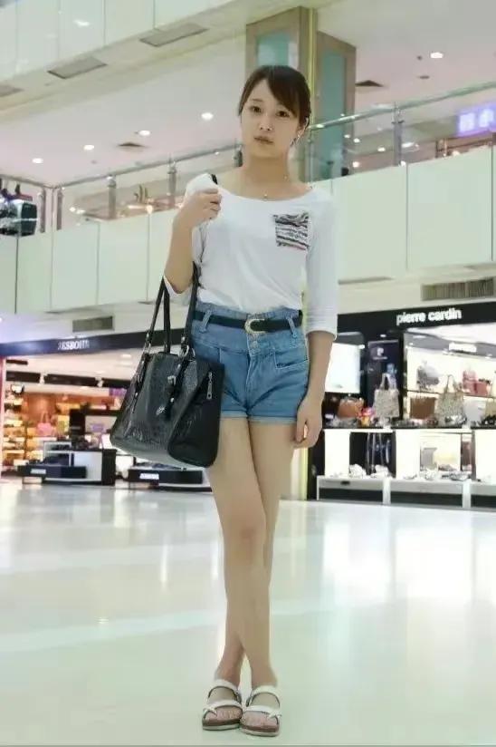 原来李连杰的大女儿李思也是80后，至今未婚，也算是大龄剩女了，她是前妻黄秋燕所生