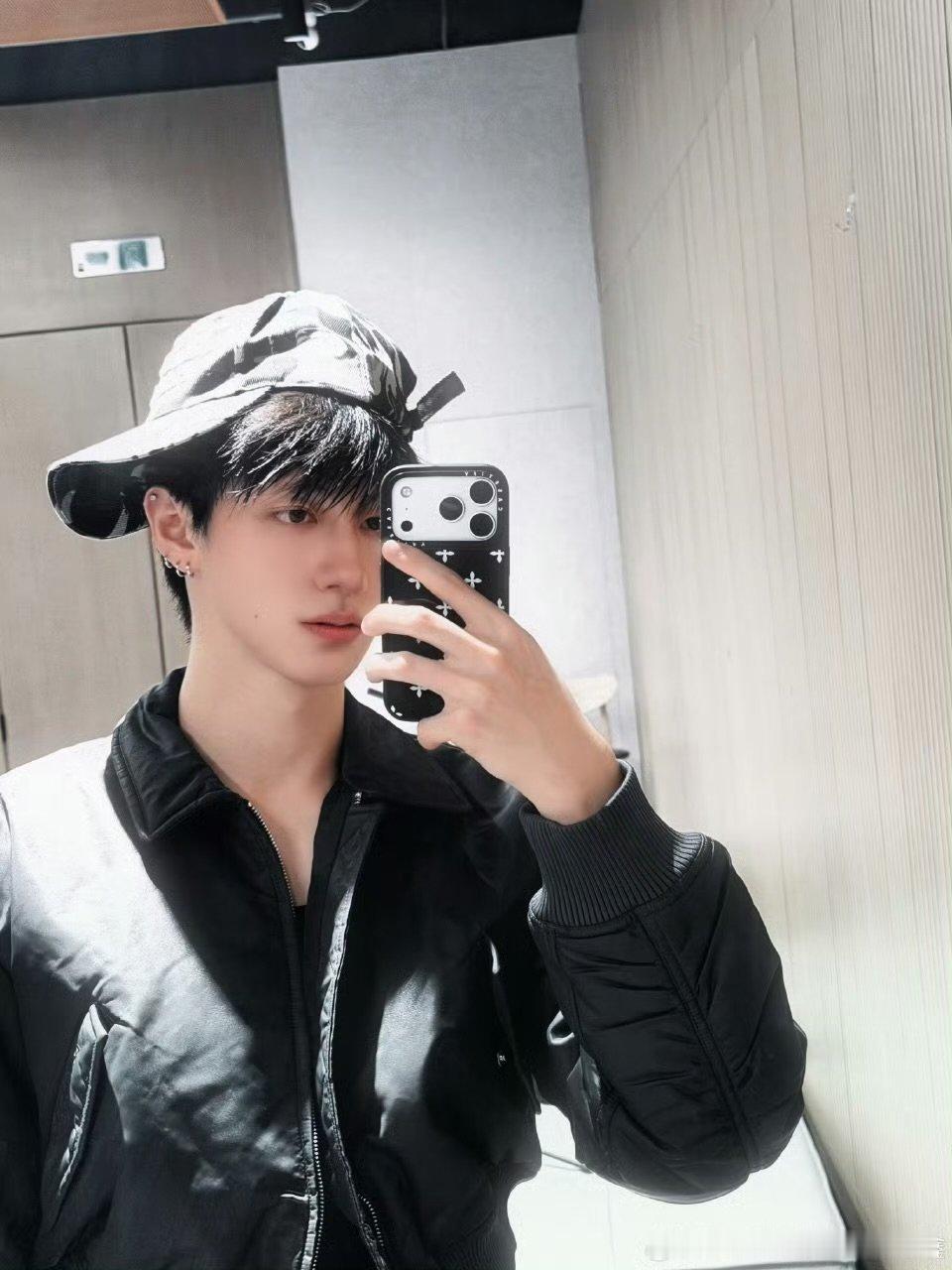 朱志鑫的小黑小白一天朱志鑫的小黑小白一天 