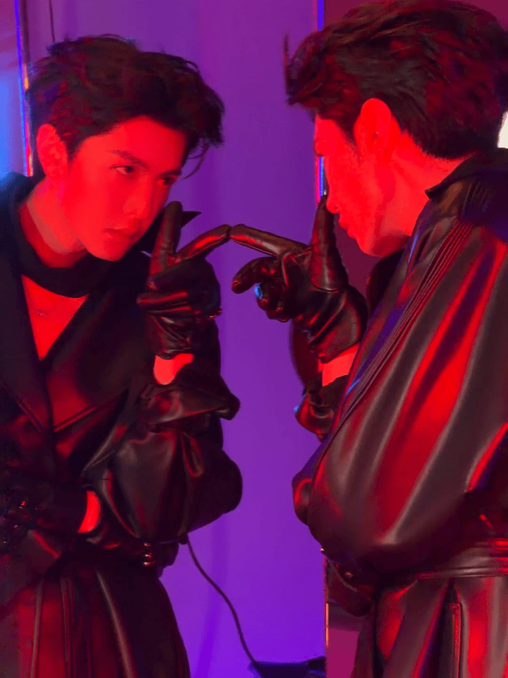 我天哪！陈哲远 湖南春晚这套皮衣all black造型太欲了吧！！！！ 