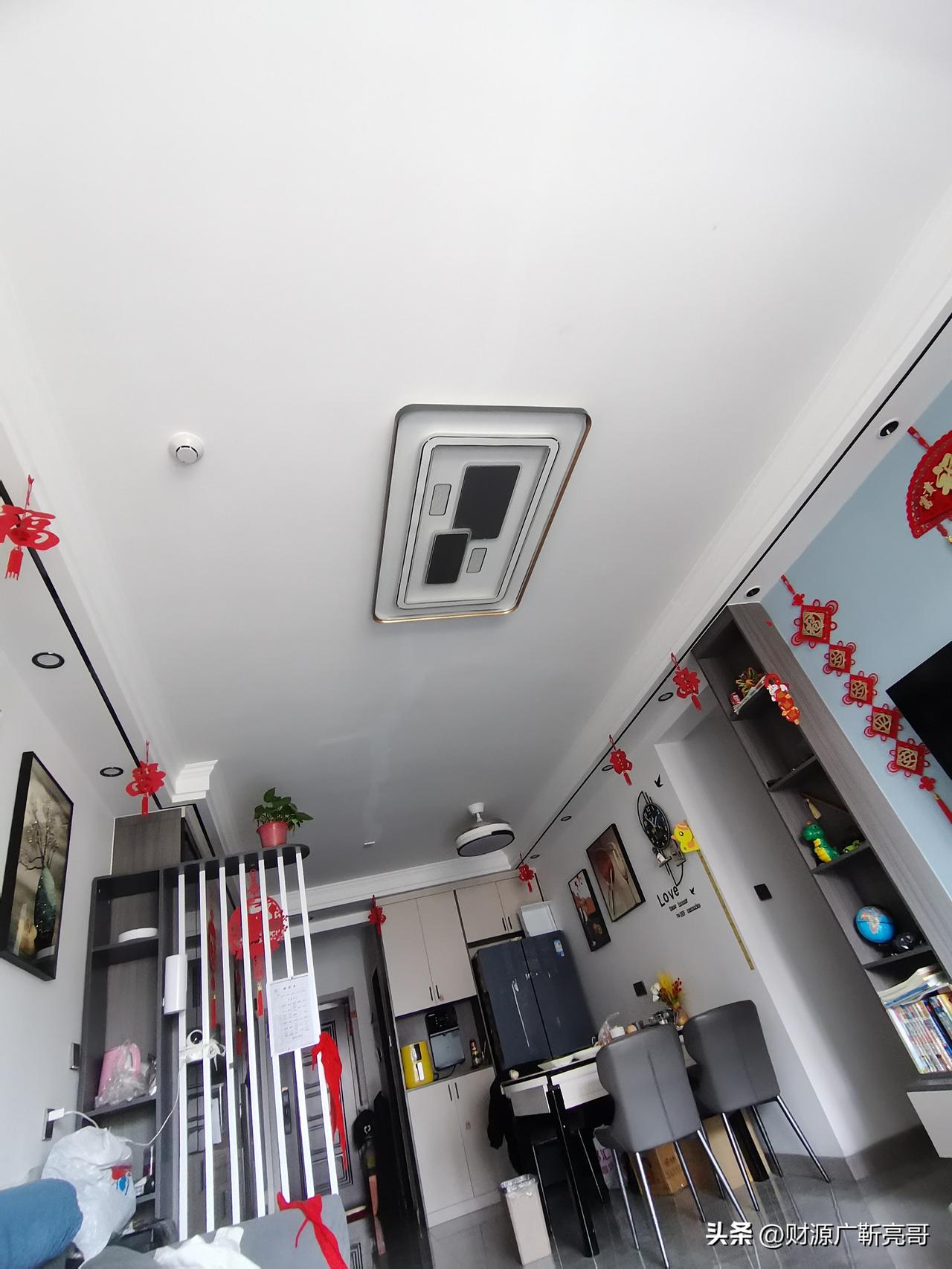 烟火人间，家的模样
 
推门而入，满室温馨扑面而来。简约大气的客厅里，现代风灯具