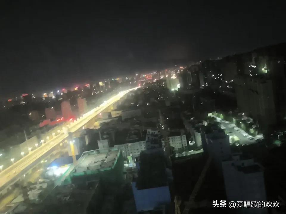 都凌晨2：00了，我家楼底下还在施工。不知道这种情况是否属于正常？

我感觉他们