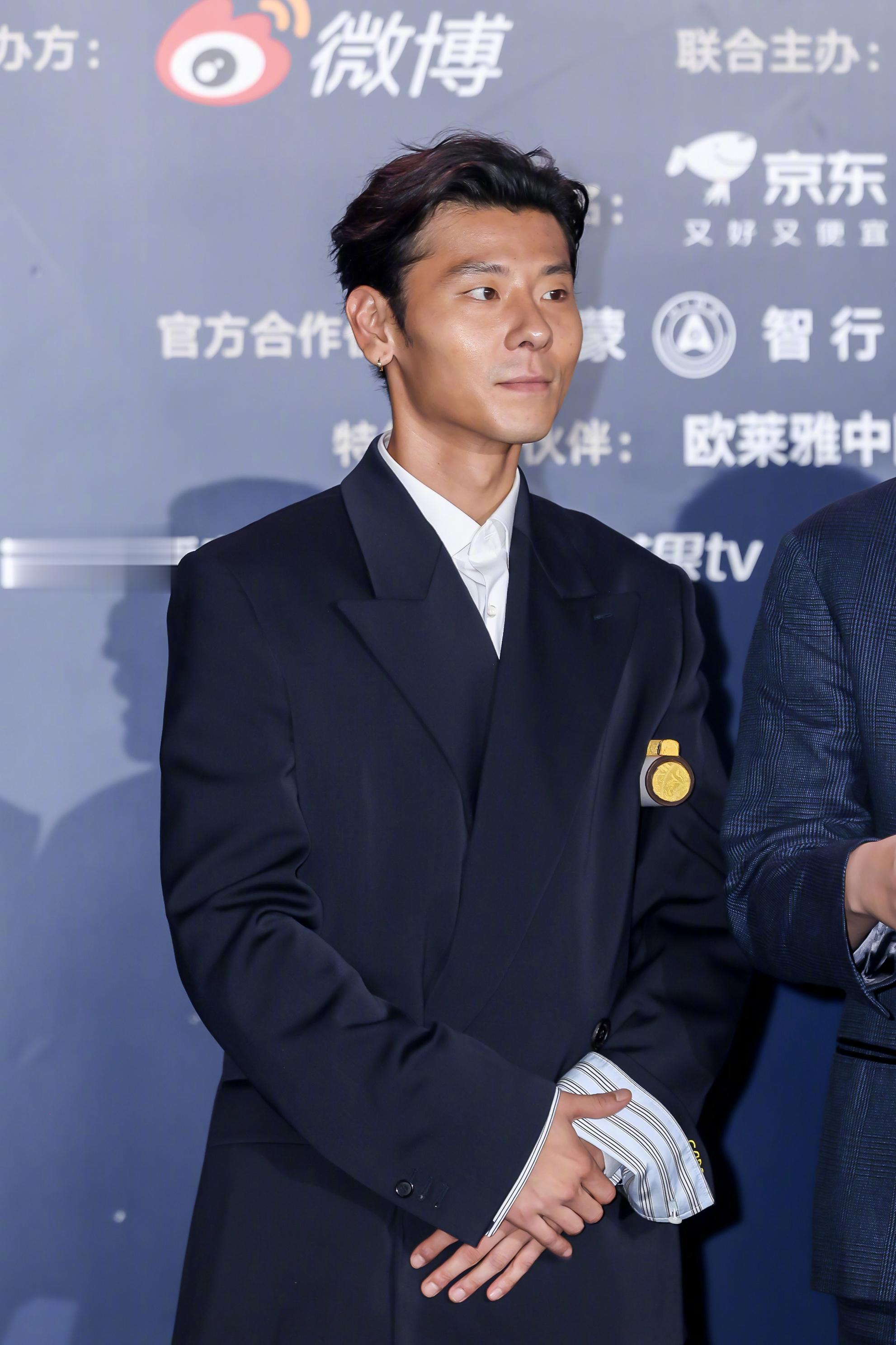 蒋奇明 完全硬帅 首次出席微博电影之夜，和趣味道具互动的模样自在又鲜活。风格收放