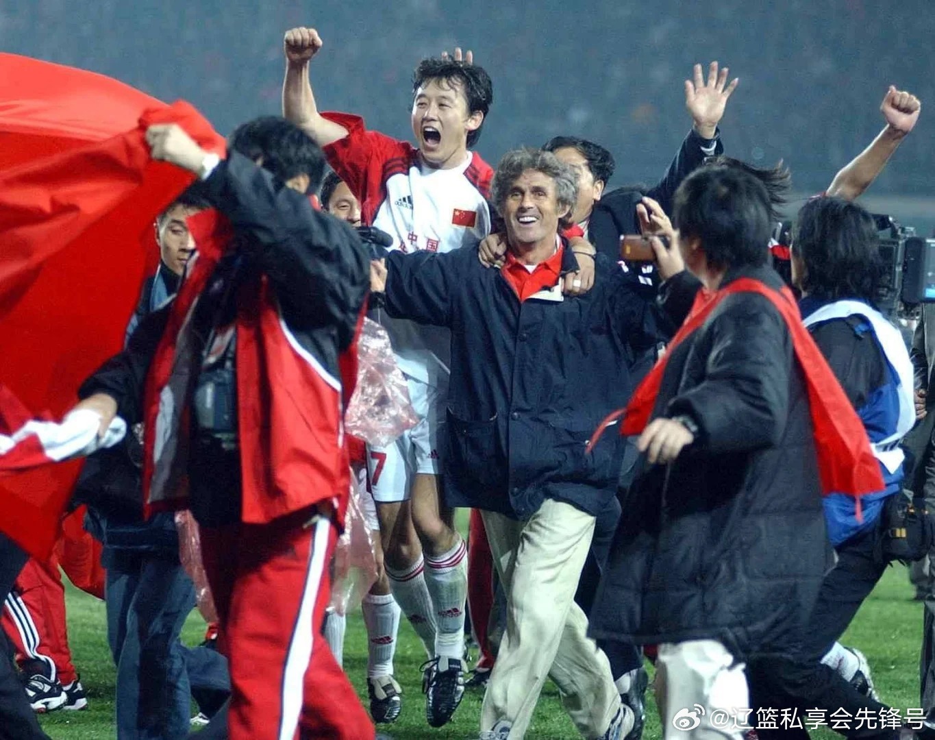 82岁的中国足坛传奇教练米卢蒂诺维奇顺利抵达沈阳，时隔11年重返这座国足出线福地
