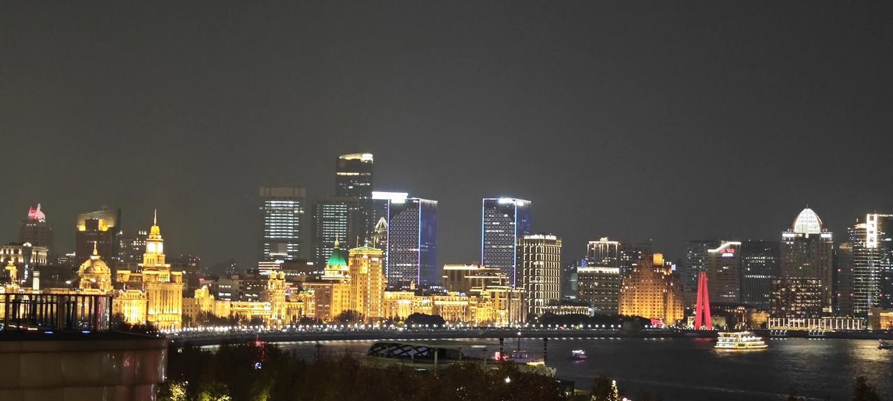 登高吹吹风
意外发现这儿可以远眺黄浦江夜景，知名建筑一览无余，很棒