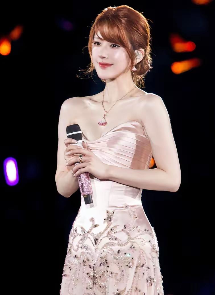 今晚最开心的人
应该就是赵露思了
不是因为她摆脱掉了公司，而是因为她今晚见到了很