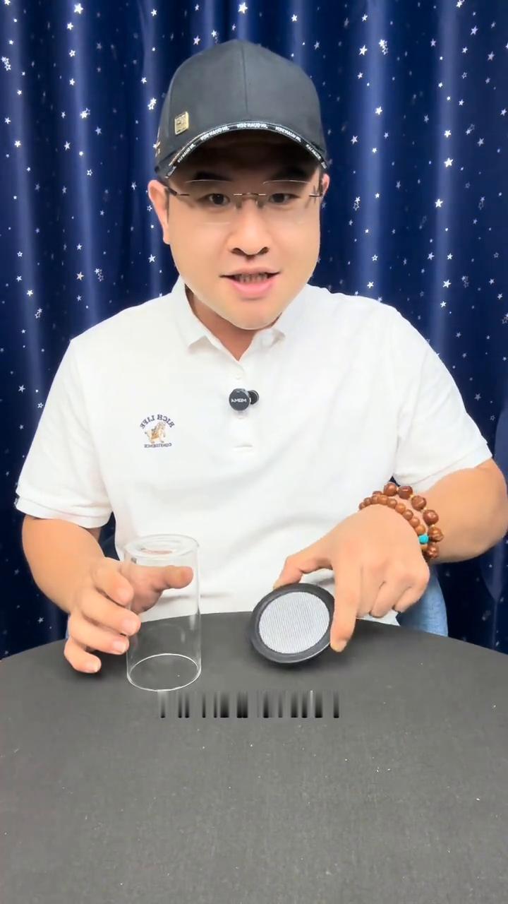 小朋友认真的样子真可爱。
大家好，一个普通的杯子，一个普通的硬币。把杯子放到一个