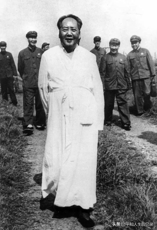 1966年7月，73岁的毛主席，在武汉最后一次畅游长江，后在驻地郊外散步。