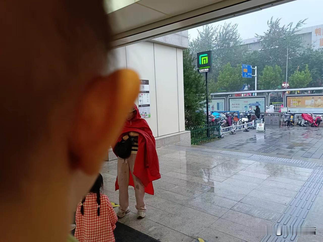#秋日生活打卡季#婴儿笔记：秋雨绵绵地铁游
梁东方
婴儿对地铁情有独钟，每次经过