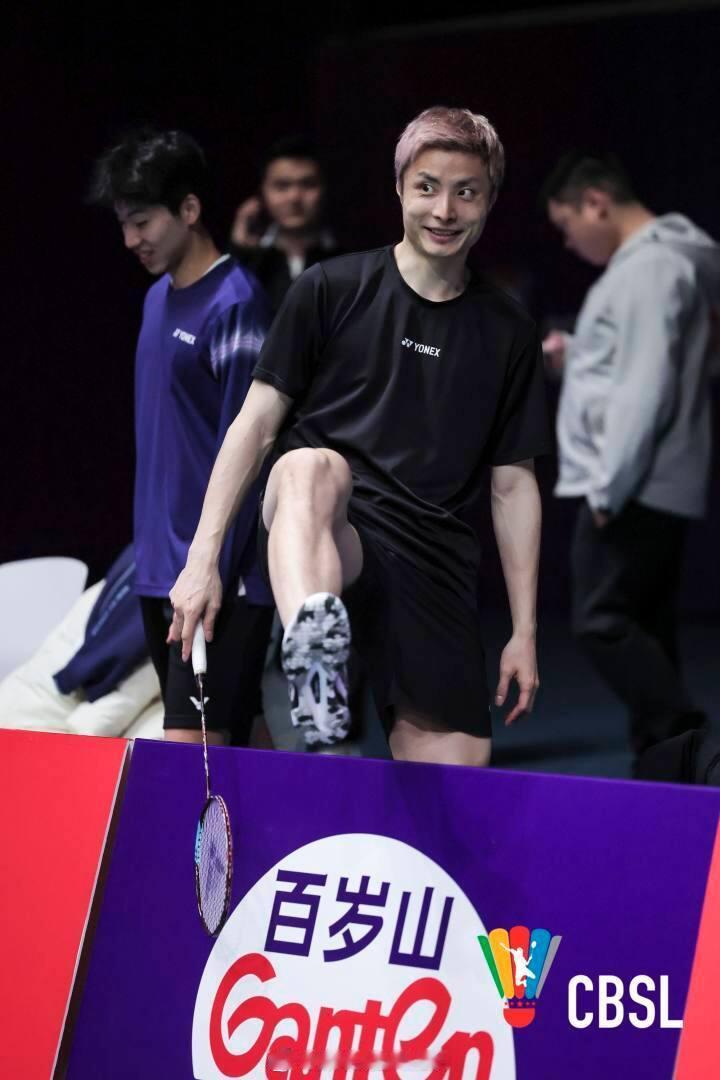 全新表情包请查收！好萌的一头小粉~萌迷糊了•̩̩̩̩ᯅ•̩̩̩羽毛球石宇奇