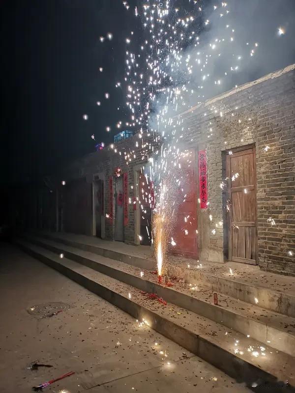 小时候盼着过年
放鞭炮，走亲戚，穿新衣服
长大后喜欢过年
不用上班，和亲人团聚，