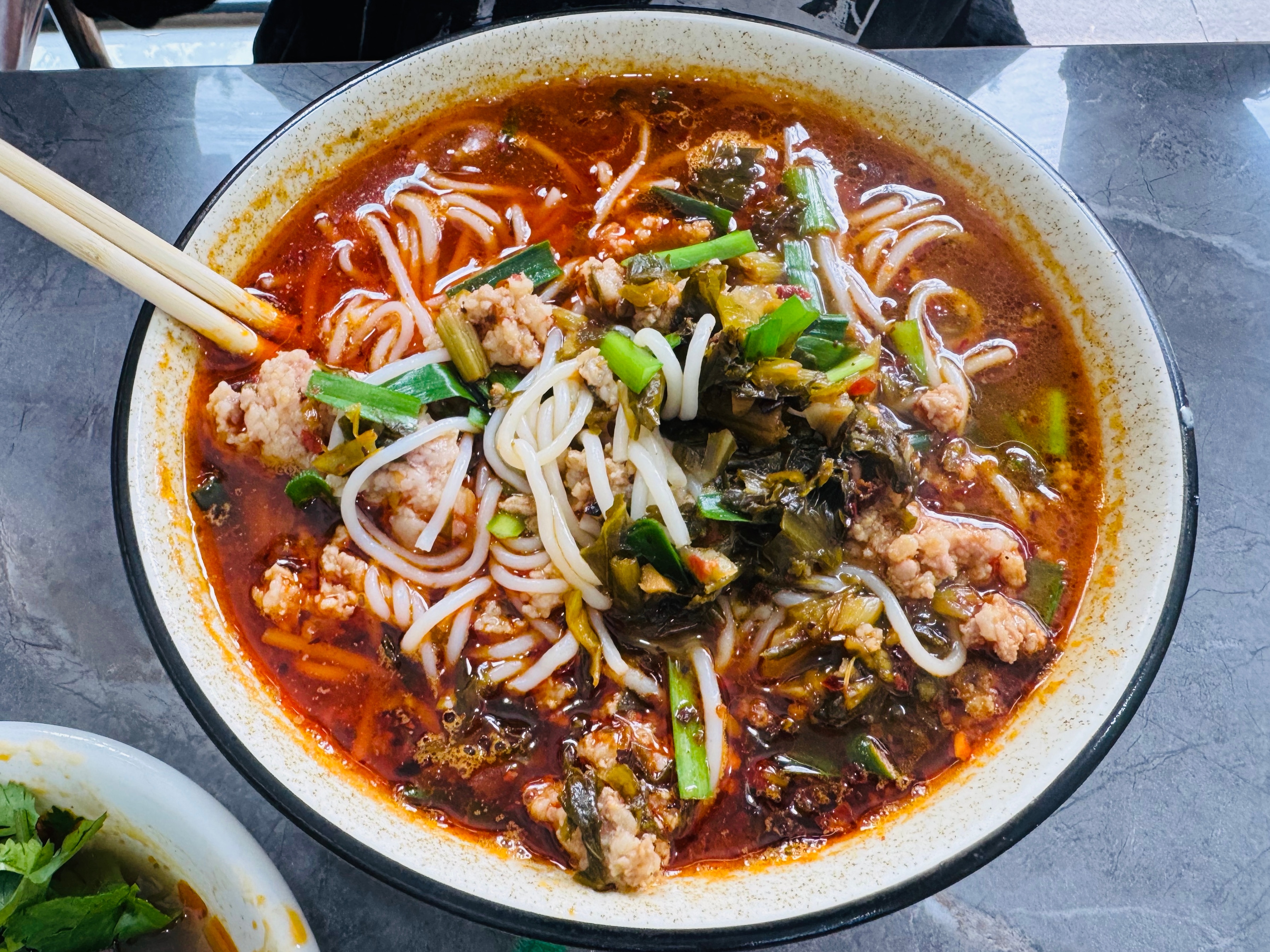 早晨到昆明 吸溜了一套本地米线早餐！确实味道和过桥米线大不一样，云贵川的辣口还是