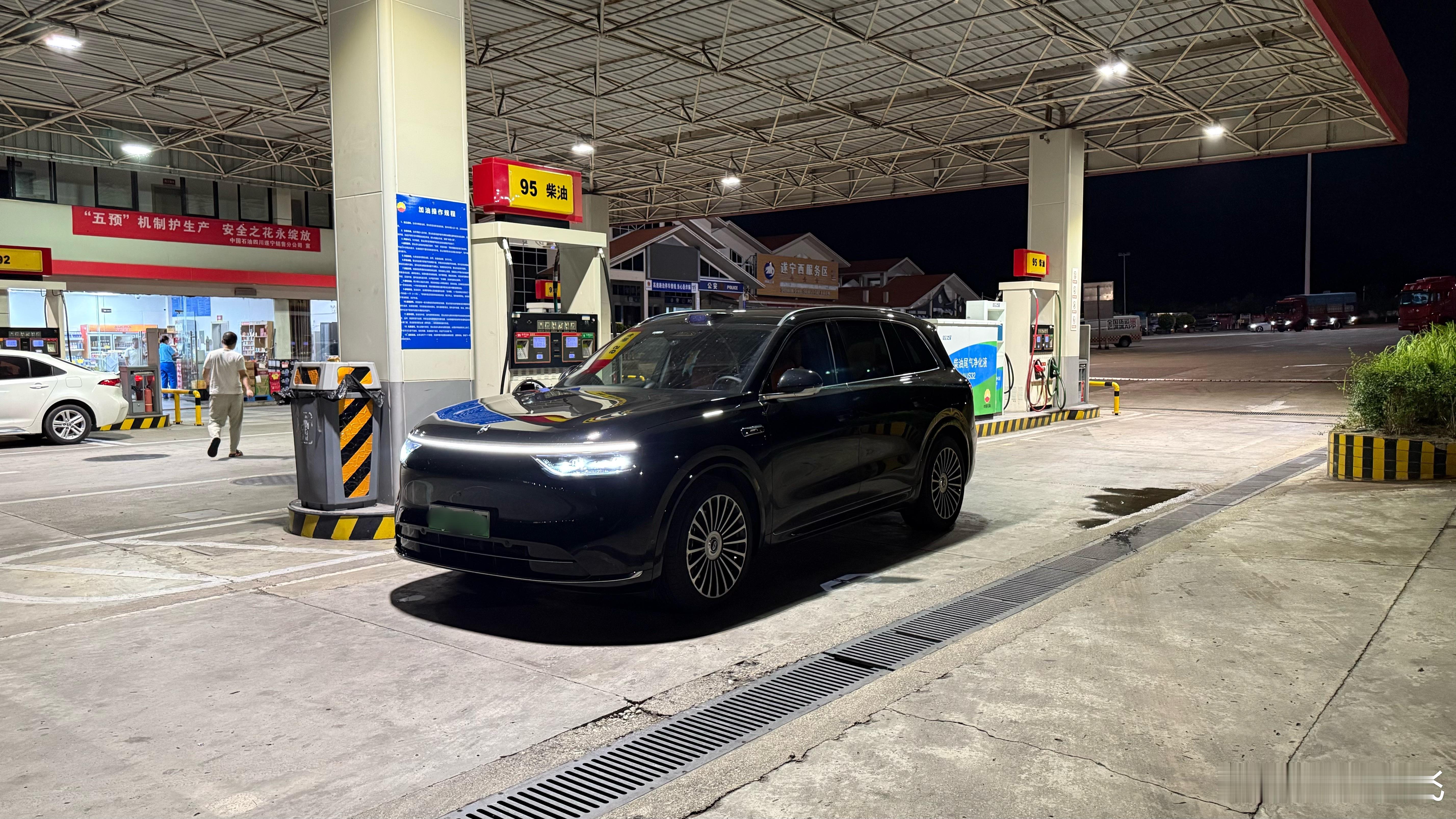 问界M8满油满电从成都出发，跑了1007km后表显剩余67km平均电耗3.2kW