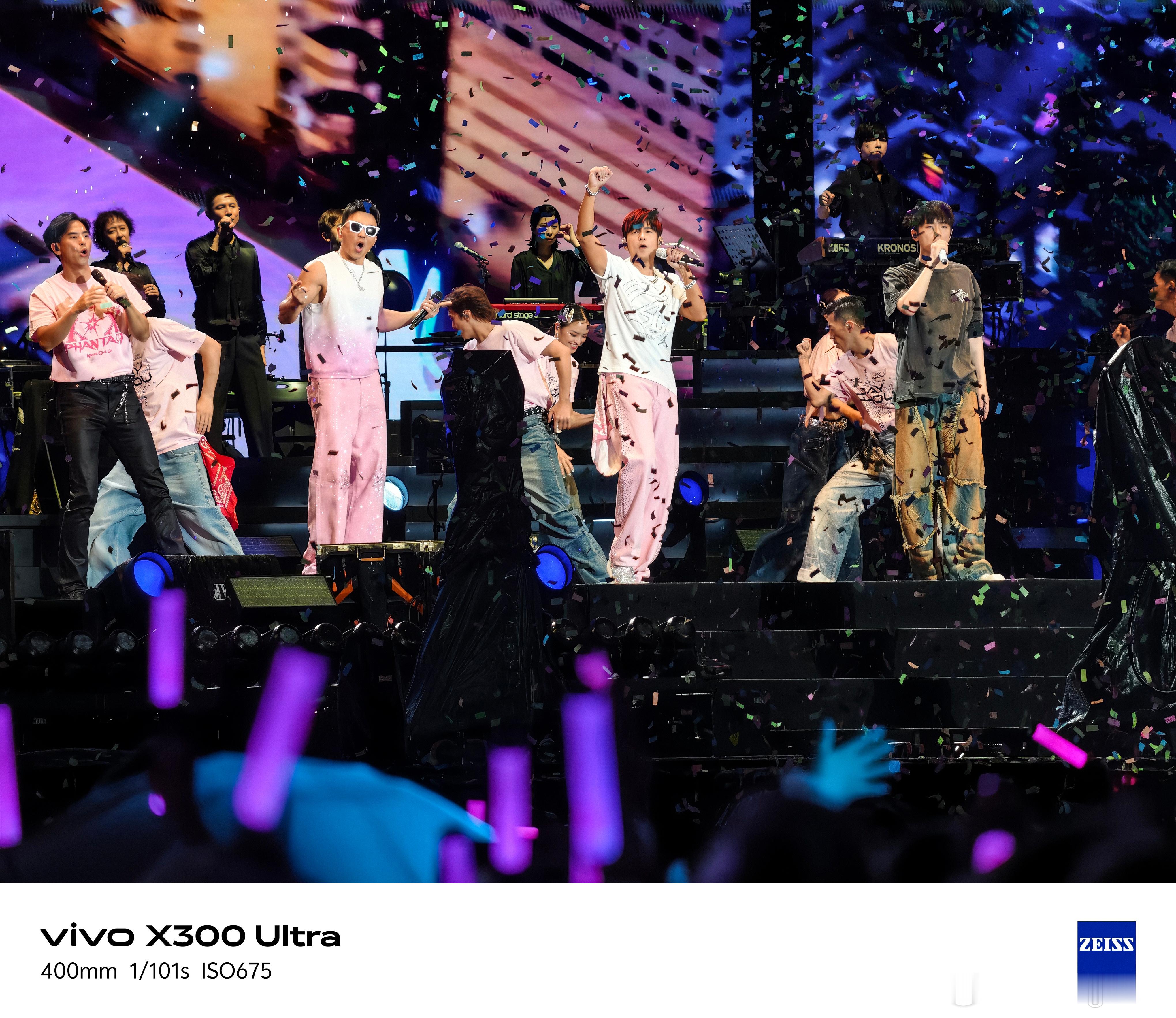 暑假刚开始它就火出圈了 温网周杰伦实拍同款vivo X300 Ultra！演唱会