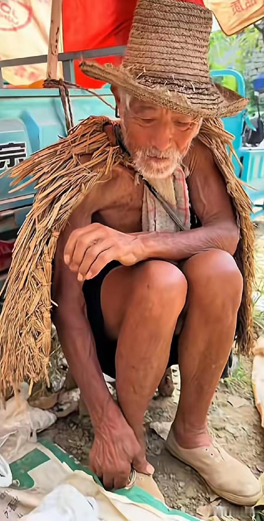 现在还有穿这样衣服的老人，的确是太罕见了，最起码我活了50多年，没有看到过穿这样