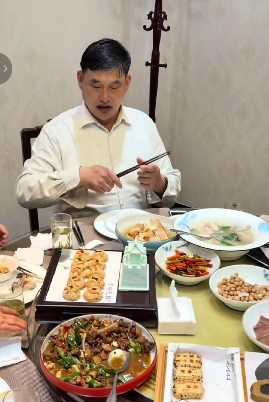 大衣哥在曲阜忙了一天，晚上在酒店招待，主座老板主陪，特色菜端上来了，好茶泡上了，