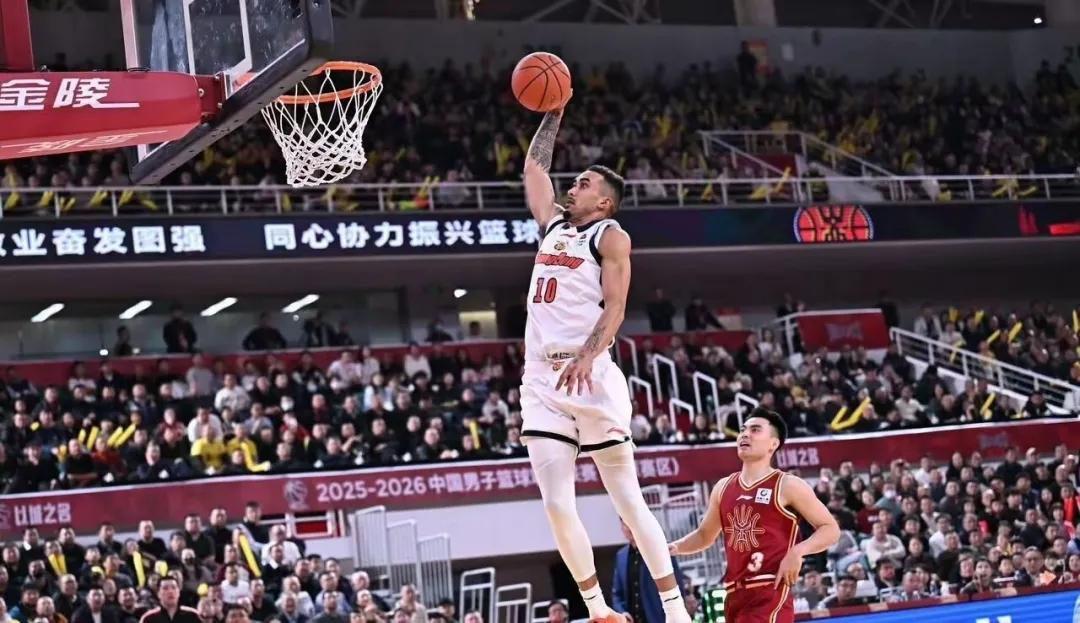 广东男篮做客挑战北控，在上一场惨败给首钢后，他们急需一场胜利稳住军心。
比赛过程