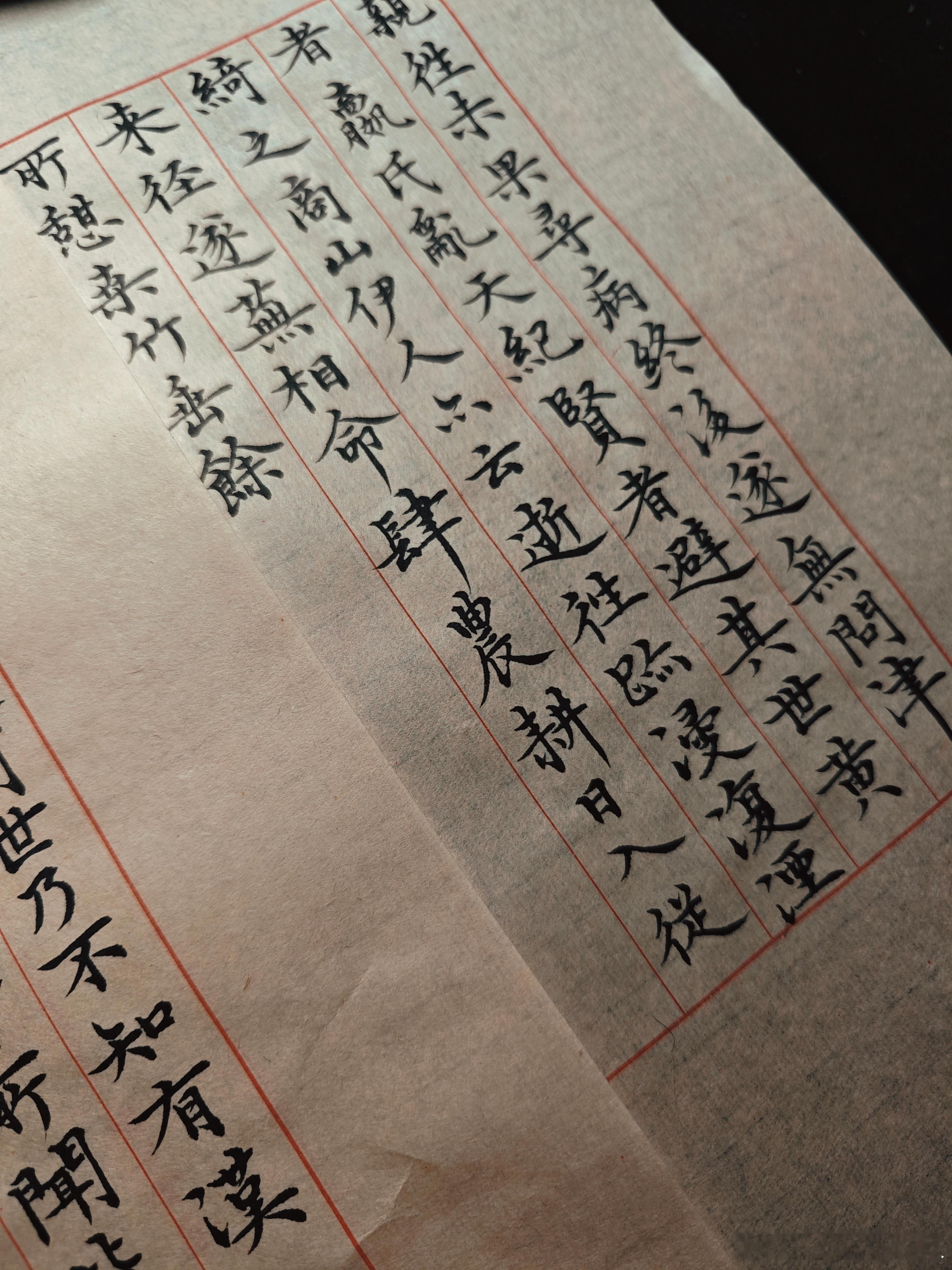 朋友拍的另一个朋友，在我家的落日黄昏。暮色四合，飞鸟相与还。晚上一边看甜甜直播一