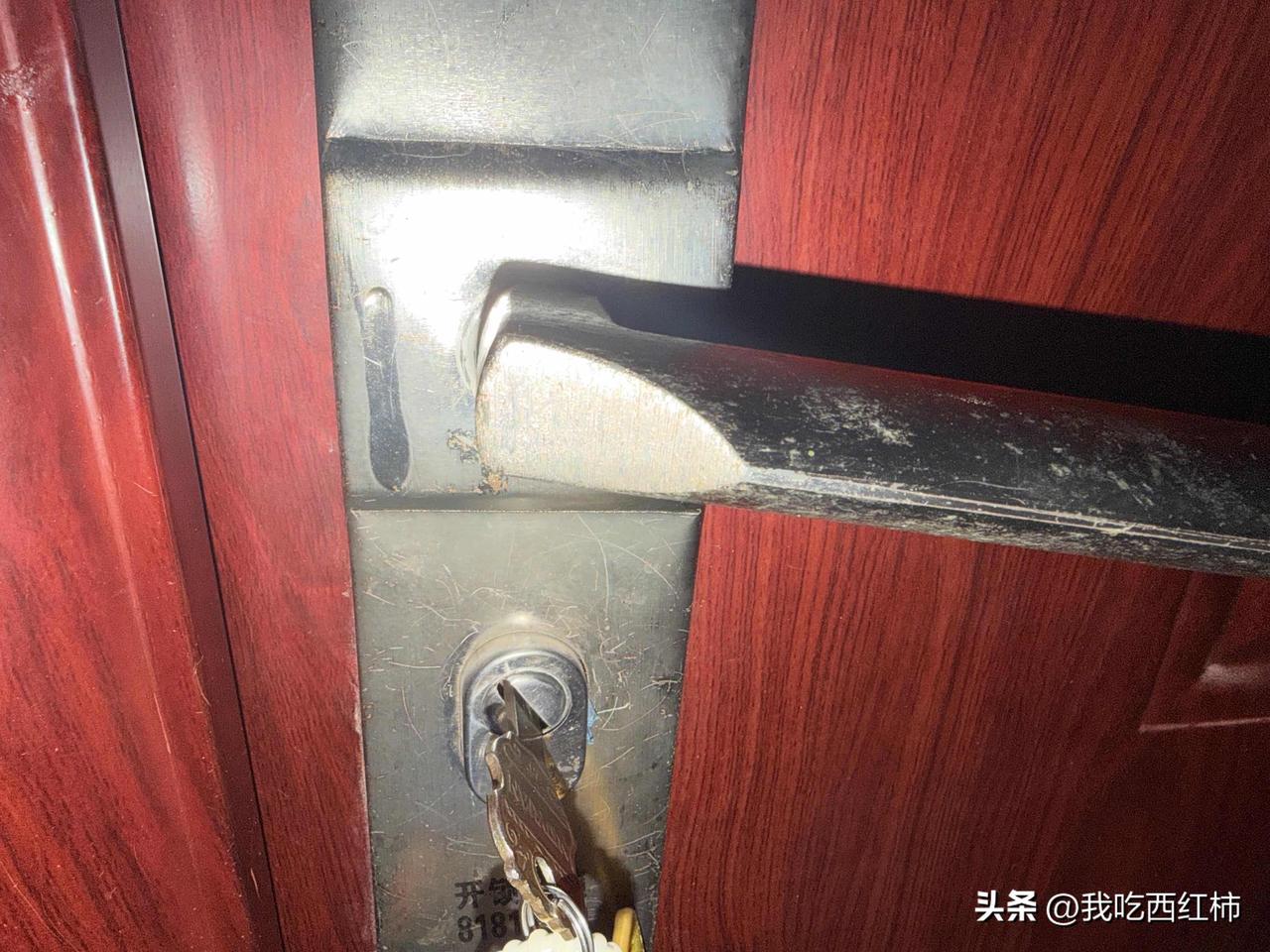 独居晚上睡觉被撬门
今天早上出门的时候，发现外锁一直悍得很死的门把手被扳得向上翘