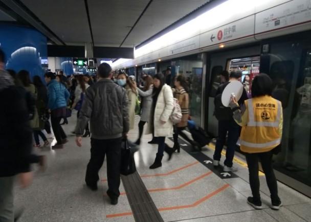 香港地铁“大叔一挑三”真相：不是英雄救美，而是一场多人冲突。
 
很多人看完这段