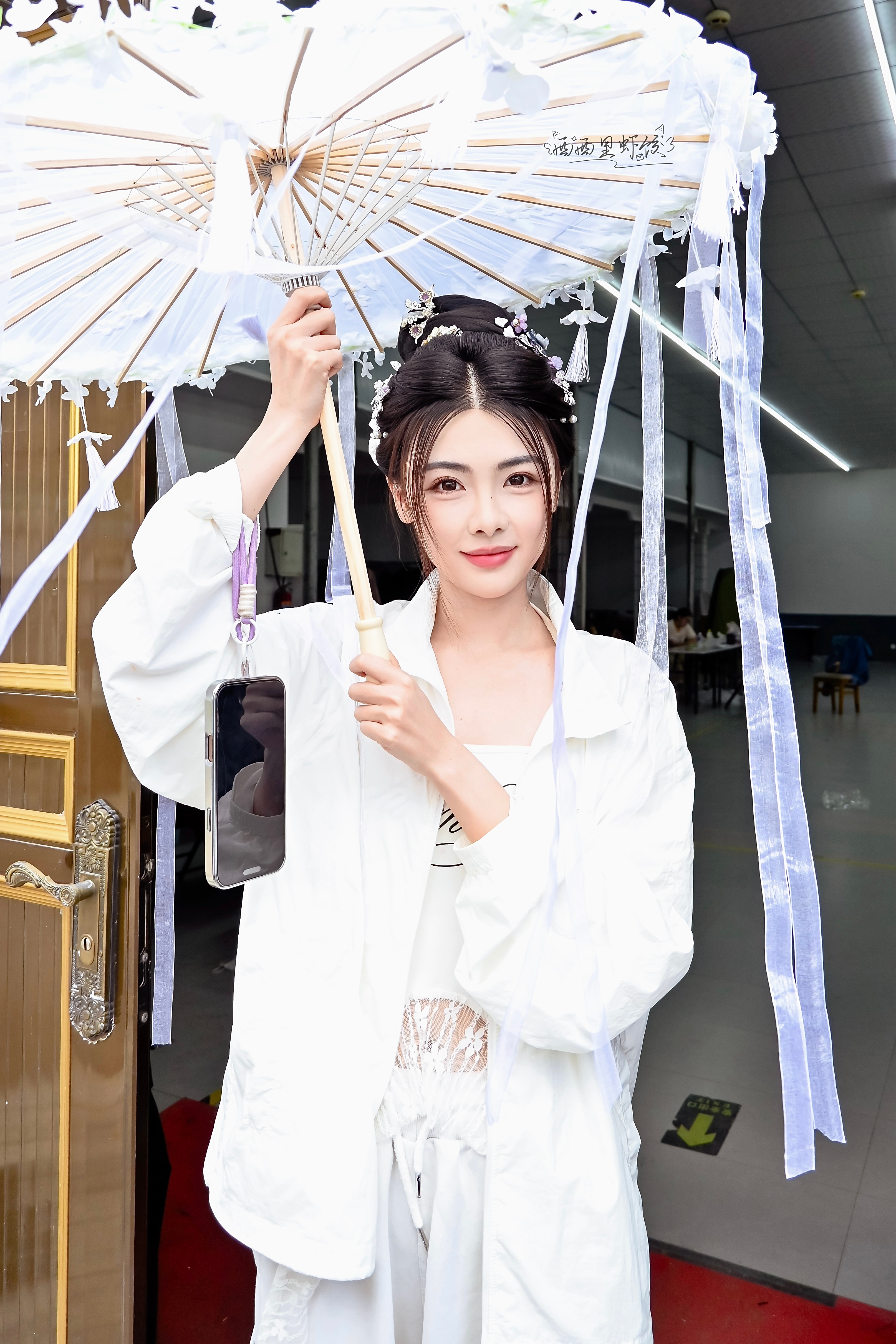 钟雅婷[超话] 20260824上班💐小生的花伞落在这位小姐这里啦钟雅婷 ｜钟