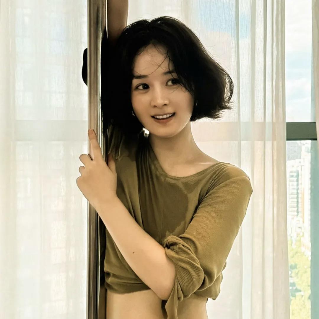 粉丝透露赵丽颖在备考上戏导演系研究生，她不是偷懒不进组，而是进修去了，想多线发展