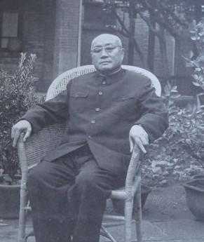 1969年，刘帅被疏散到南京。南京军区司令员许世友为改善刘帅的生活，亲自出马打猎