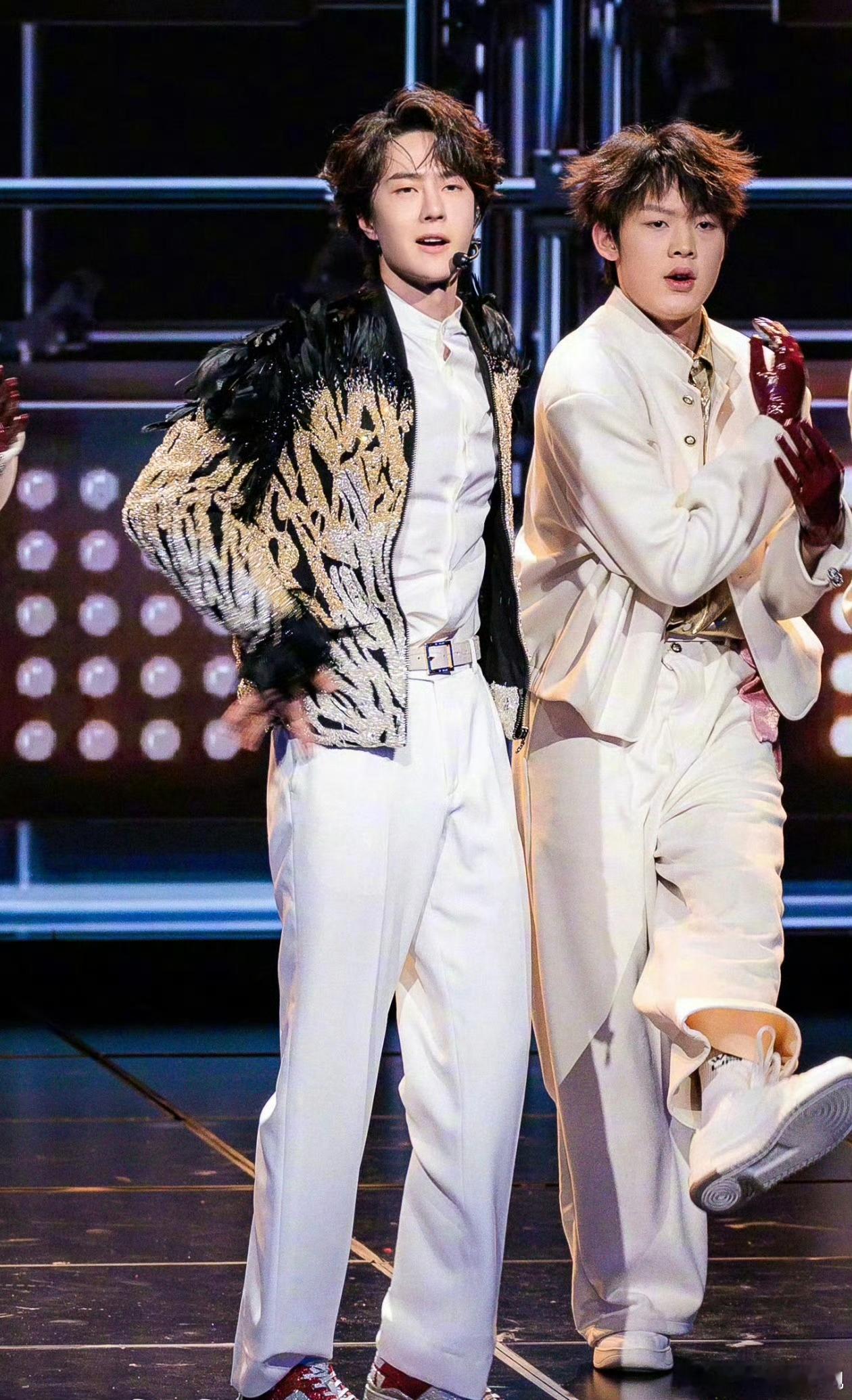 王一博央视春晚高清大图🈶，气场全开，舞蹈干脆有力，每一帧都是颜值与实力双在线，