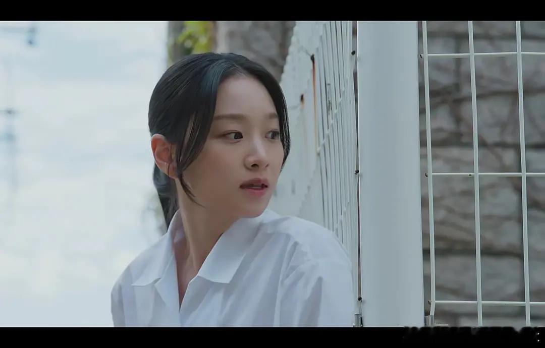 她长得好像李庚希，有人知道是谁吗？ 