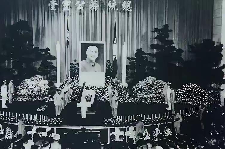 两蒋归葬大陆大戏开锣！50年浮厝悬案终启动，奉化墓地已备好。

说起蒋介石和蒋经