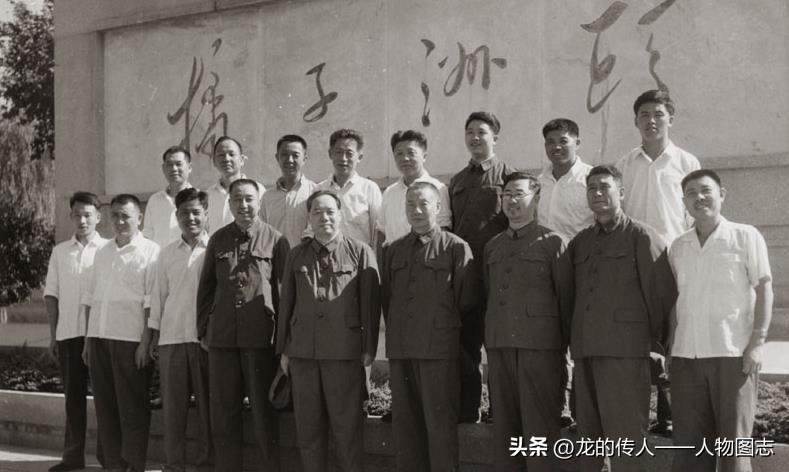 1973年9月，华国锋同各级干部到湖南长沙橘子洲头参观(后排右三为曹万贵)。