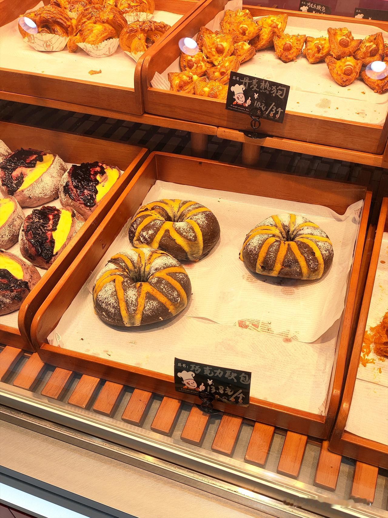 43岁宝妈冒雨给15岁青春期女儿买面包……

昨天天气好，跟女儿去逛街，
喝了蜜