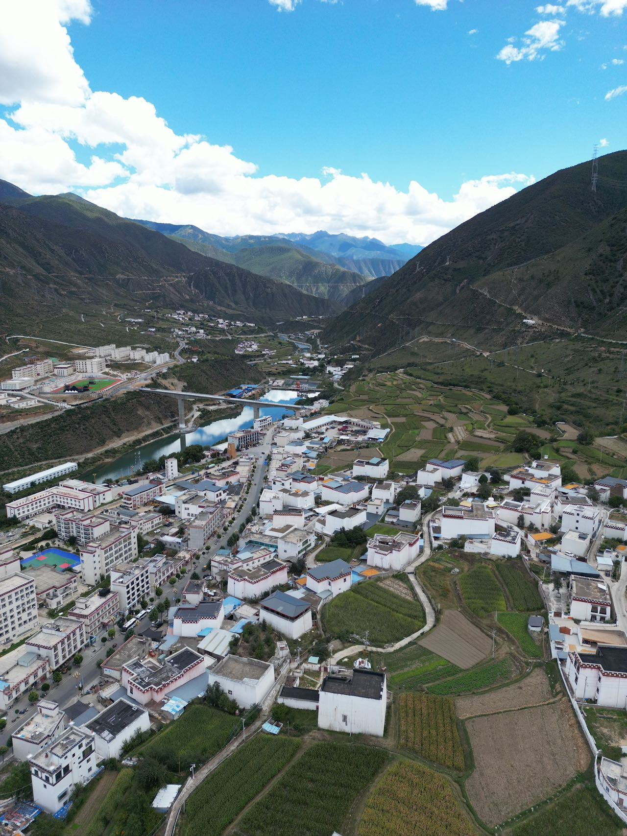 四川乡城白色灌礼文化周启幕乡城的秋天是白色的、金色的，也是让人忘不掉的。白色灌礼